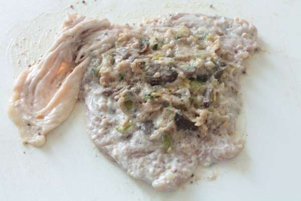 Берем мясную заготовку,распределяем фарш, оставляя свободные края.