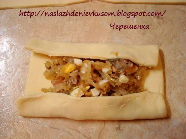 Тесто заворачиваем по бокам…