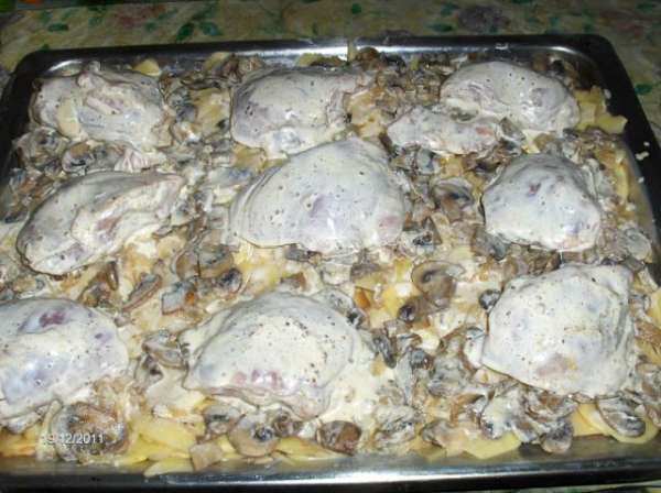 А теперь кладём кусочки курочки.