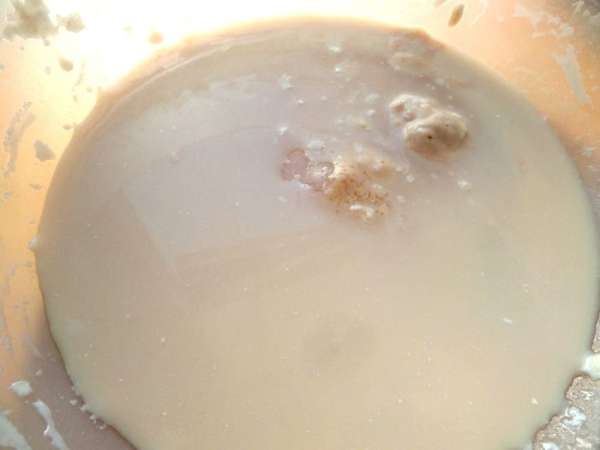 Дрожжи разводим в небольшом количестве тёплой воды с чайной ложкой сахара и муки.