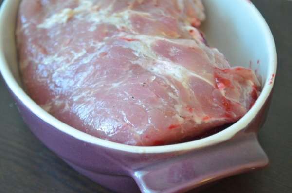  Сложить обратно мясо так, чтобы клюква была внутри  и положить в форму для запекания. Отправить в духовку на 50 минут при 190 гр, при этом мясо надо накрыть фольгой. 
