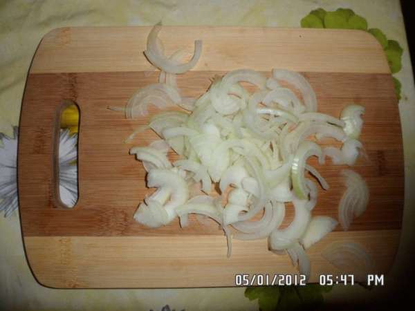 Режем лук тонкими полукольцами