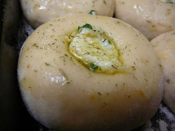 Смазать растительным(оливковым) маслом.Накрыть и оставить еще на расстойку минут на 20. Смазать растительным(оливковым) маслом.Накрыть и оставить еще на расстойку минут на 20.