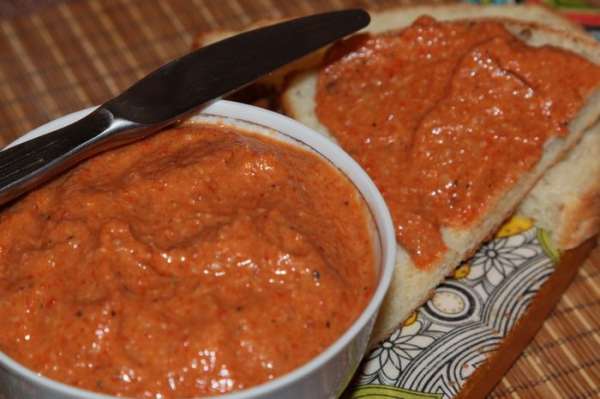 Если по вкусу все устраивает, добавляем молотый черный перец, еще раз взбиваем и все. Соус-паста готов! Смачного!
Пасту я намазала на свежеиспеченный творожный хлебушек от Ярославы http://www.edimdoma.ru/retsepty/69147-tvorozhnyy-hleb. Рекомендую! Если по вкусу все устраивает, добавляем молотый черный перец, еще раз взбиваем и все. Соус-паста готов! Смачного!
Пасту я намазала на свежеиспеченный творожный хлебушек от Ярославы http://www.edimdoma.ru/retsepty/69147-tvorozhnyy-hleb. Рекомендую!