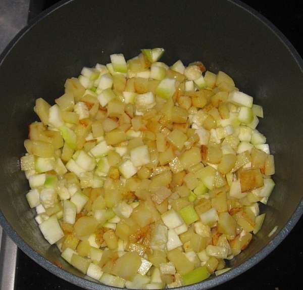 К обжаренной картошке добавить кабачок, перемешать. К обжаренной картошке добавить кабачок, перемешать.