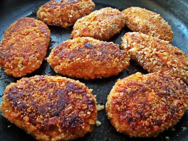 Тут дело вкуса, сколько жарить. Особенно вкусно будет с хрустящей корочкой!