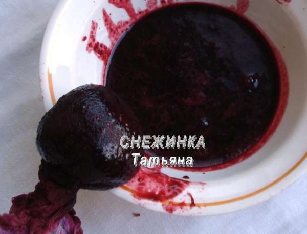 Чернику пробиваем блендером, выдавливаем сок-пюре через мелкое сито или марлю, сложенную вдвое.