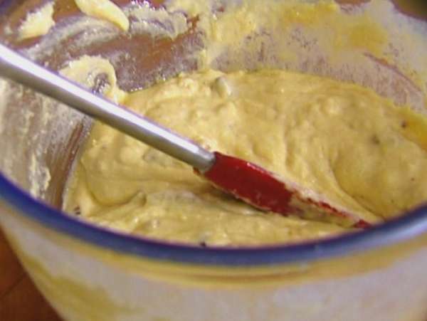 Сало нарезать маленькими кусочками, выложить в сковороду и поставить ее на огонь. Помешивая, обжарить до золотистого цвета и сразу же выложить в тесто. Все быстро перемешать. Сало нарезать маленькими кусочками, выложить в сковороду и поставить ее на огонь. Помешивая, обжарить до золотистого цвета и сразу же выложить в тесто. Все быстро перемешать.