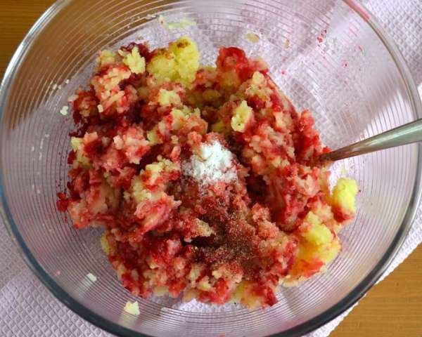 Посолить, поперчить по вкусу и добавить мускатный орех. Смешать со свекольным пюре. Посолить, поперчить по вкусу и добавить мускатный орех. Смешать со свекольным пюре.