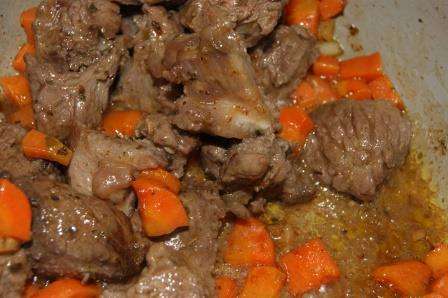 Добавить мясо, солим.