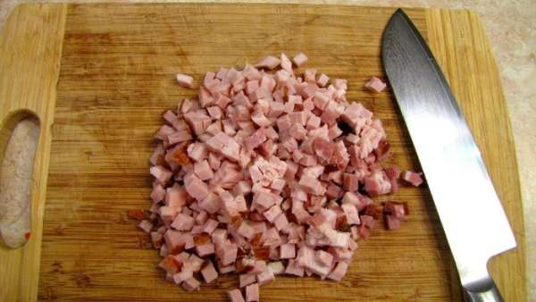 Очистите говядину от всех жилок. Не жалейте мясо, главное, чтобы оно было совршенно без жил. Нарежьте на кубики довольно крупно. Для сырого мяса я использую другую доску и нож тщательно мою после него. Очистите говядину от всех жилок. Не жалейте мясо, главное, чтобы оно было совршенно без жил. Нарежьте на кубики довольно крупно. Для сырого мяса я использую другую доску и нож тщательно мою после него.