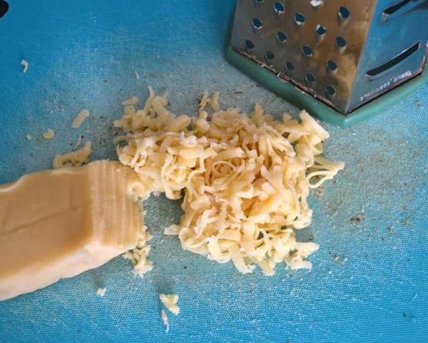 Тем временем приготовьте начинку. Марципановую массу натрите на крупной тёрке, миндаль измельчите ножом (или в блендере), но чтобы получились достаточно крупные кусочки. Тем временем приготовьте начинку. Марципановую массу натрите на крупной тёрке, миндаль измельчите ножом (или в блендере), но чтобы получились достаточно крупные кусочки.