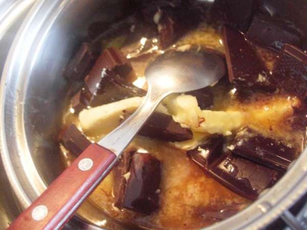 ШОКОЛАДНЫЙ ТОРТ. Включить духовку, чтобы разогрелась до 185 °C. Сливочное масло и шоколад растопить на водяной бане. ШОКОЛАДНЫЙ ТОРТ. Включить духовку, чтобы разогрелась до 185 °C. Сливочное масло и шоколад растопить на водяной бане.