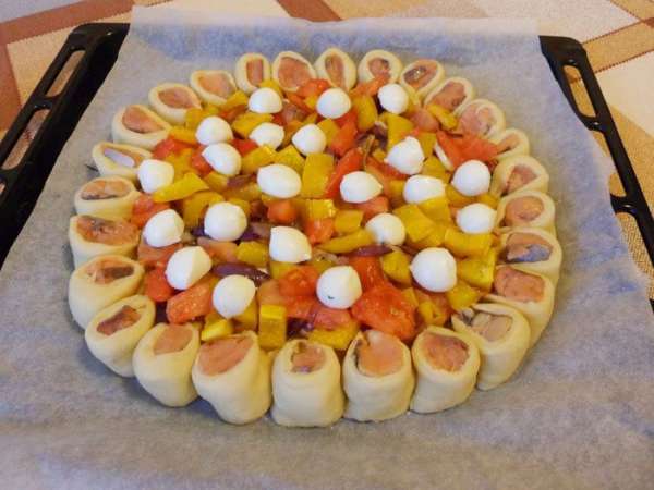 Разрезать каждый шарик пополам и выложить поверх начинки.
