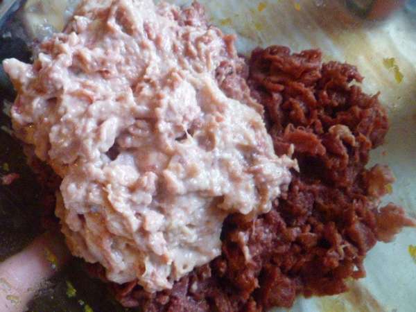 Затем перекрутила на мясорубке, также перекрутила гусиную кожу (легко заменяется любым другим жиром, лучше взять сало или смалец). Затем перекрутила на мясорубке, также перекрутила гусиную кожу (легко заменяется любым другим жиром, лучше взять сало или смалец).