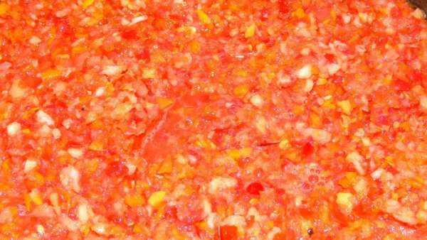 Все овощи и яблоки измельчаем с помощью мясорубки. Добавляем растительное масло и ставим на огонь. Все овощи и яблоки измельчаем с помощью мясорубки. Добавляем растительное масло и ставим на огонь.