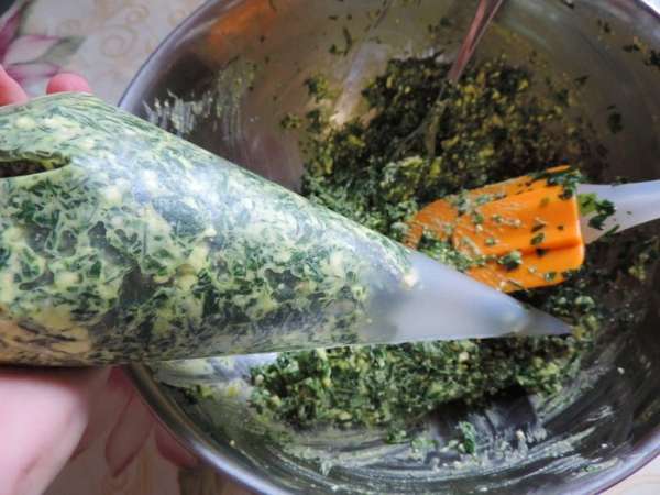 Полученной массой заполняем кондитерский мешок, для удобства заполнения уголок отрежем, когда полностью заполним мешок.