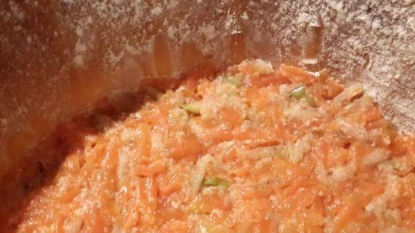 Форму смазать сливочным маслом, присыпать мукой. Утрамбовать нижний слой (морковь с яблоком). Придавливайте, не жалейте сил =)