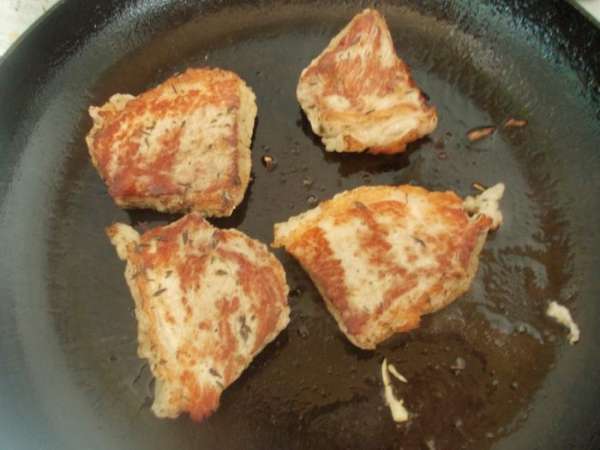 Обжарить мясо на оливковом масле, на раскалённой сковороде. Переворачивать 4 раза, держа на каждой стороне по 1,5 минуты. Мясо должно быть в разрезе с лёгким розовым оттенком. Обжарить мясо на оливковом масле, на раскалённой сковороде. Переворачивать 4 раза, держа на каждой стороне по 1,5 минуты. Мясо должно быть в разрезе с лёгким розовым оттенком.