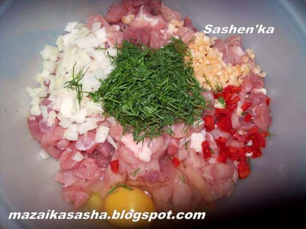 Мясо мелко рубим, но не так, что бы получился фарш..по крупнее, но и не так как на азу или поджарку. Добавляем мелко нарезанный лук, чеснок, перец чили, и укроп, солим и перчим.