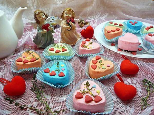 Украшаем пирожные карамельными сердечками, бусинками, листиками свежего тимьяна и укладываем в бумажные корзиночки. Украшаем пирожные карамельными сердечками, бусинками, листиками свежего тимьяна и укладываем в бумажные корзиночки.