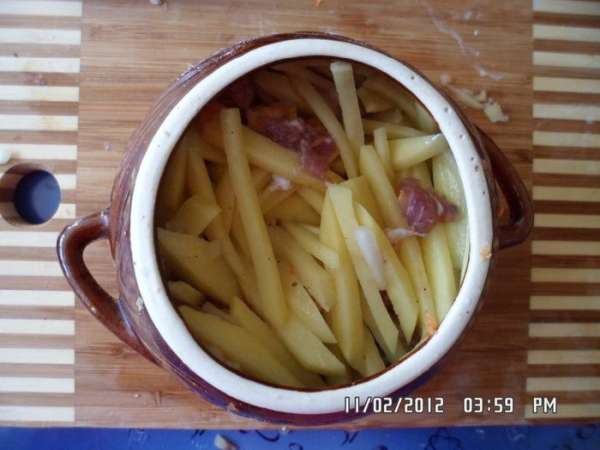 Мясо, морковь и картофель перемешать и разложить в горшочки, залить бульоном. Поставить в духовку. (ставить надо в холодную духовку, чтобы горшочек не треснул).
Готовить 1,5 часа Мясо, морковь и картофель перемешать и разложить в горшочки, залить бульоном. Поставить в духовку. (ставить надо в холодную духовку, чтобы горшочек не треснул).
Готовить 1,5 часа