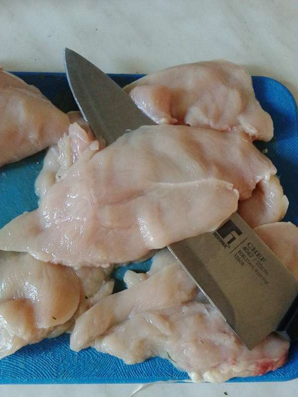 Морковь порезать кружочками и обжарить с измельченным луком на растительном масле.