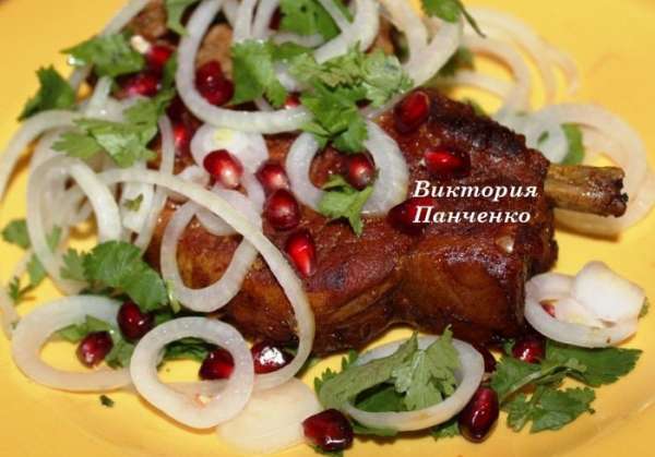 Небольшую луковицу нарезать тонкими кольцами и замариновать  в лимонном соке. При подаче котлету посыпать маринованным луком, рубленной кинзой и зернами граната. Рекомендую!!!!!!!!!!!!!!