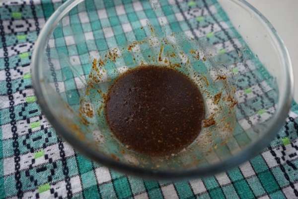 Маринад для куриного филе: натереть цедру апельсина, соединить её с цедрой и соком половинки лимона, добавить оливковое масло, горчицу (у меня дижонская), мёд, специи и слегка взбить венчиком. Соль добавлять не надо, иначе мясо потом будет суховатым. 