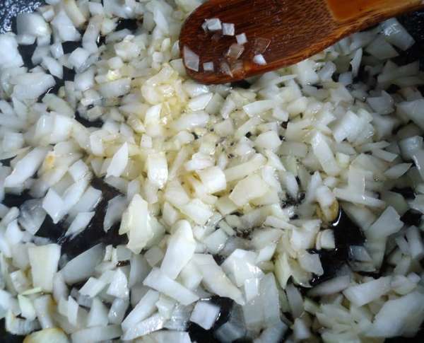 Разогреть сковороду, добавить пару столовых ложек растительного масла, всыпать лук. Пассировать до золотистого цвета.
Разогреть сковороду, добавить пару столовых ложек растительного масла, всыпать лук. Пассировать до золотистого цвета.