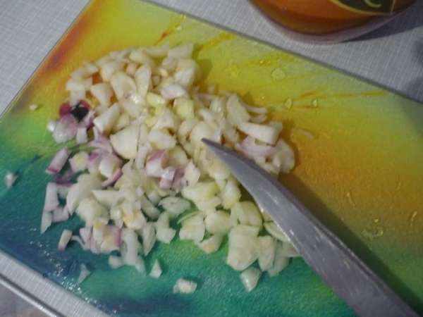 Мясо выложим на лук одним куском, у меня одним не получилось, поэтому пришлось разрезать на два. Не добавляем воду и не солим. Горшок сам сделает своё дело. ) Мясо выложим на лук одним куском, у меня одним не получилось, поэтому пришлось разрезать на два. Не добавляем воду и не солим. Горшок сам сделает своё дело. )