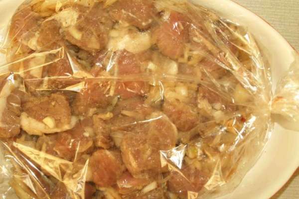 Когда мясо и лук замариновались берем рукав для запекания или пакет и отправляем первым лук. На лук (не перемешивая с луком) укладываем свинину. Завязываем пакет, прокалываем пакет в нескольких местах. Укладываем на противень или в жаропрочную посуду и отправляем в разогретую до 180 градусов духовку на 1-1,5 часа. Когда мясо и лук замариновались берем рукав для запекания или пакет и отправляем первым лук. На лук (не перемешивая с луком) укладываем свинину. Завязываем пакет, прокалываем пакет в нескольких местах. Укладываем на противень или в жаропрочную посуду и отправляем в разогретую до 180 градусов духовку на 1-1,5 часа.