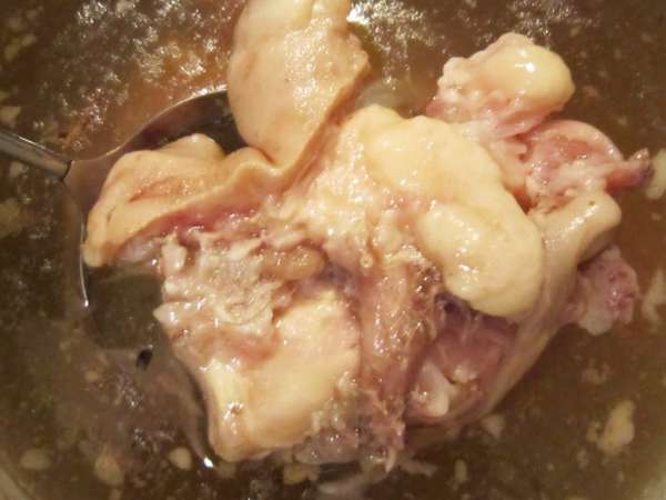 Поместить ножки, мясо, голяшку в большую кастрюлю, залить холодной водой и варить в течение 3 часов на слабом огне. Не забывать снимать накипь. Посолить по вкусу и варить еще примерно 2 часа до готовности (мясо, шкурка, жилочки должны свободно отходить от костей). За 30-40 мин до окончания варки добавить очищенные лук, морковь и перец. За 5-10 мин - добавить лавровый лист. Поместить ножки, мясо, голяшку в большую кастрюлю, залить холодной водой и варить в течение 3 часов на слабом огне. Не забывать снимать накипь. Посолить по вкусу и варить еще примерно 2 часа до готовности (мясо, шкурка, жилочки должны свободно отходить от костей). За 30-40 мин до окончания варки добавить очищенные лук, морковь и перец. За 5-10 мин - добавить лавровый лист.
