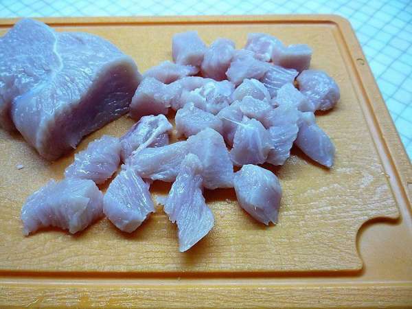 Для начинки мясо индейки нарезаем маленькими кусочками. Для начинки мясо индейки нарезаем маленькими кусочками.
