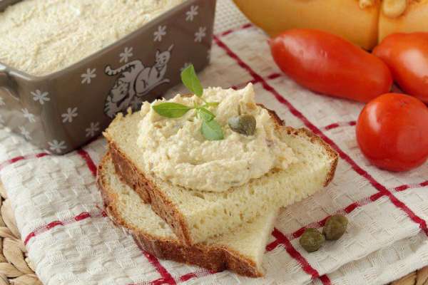 Положите паштет на кусочек домашнего хлеба и получите вкусный и здоровый завтрак!