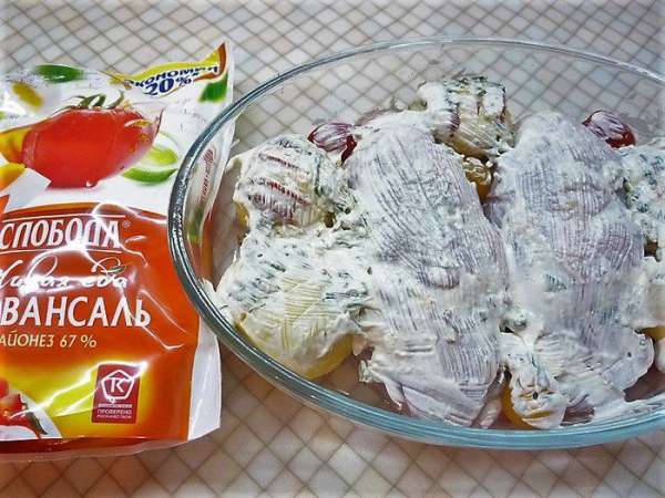 В форму для выпечки укладываем куриные грудки кожицей вверх, рядом распределяем картофель и помидоры черри. Курицу и картофель щедро смазываем майонезом Слобода «Провансаль».
