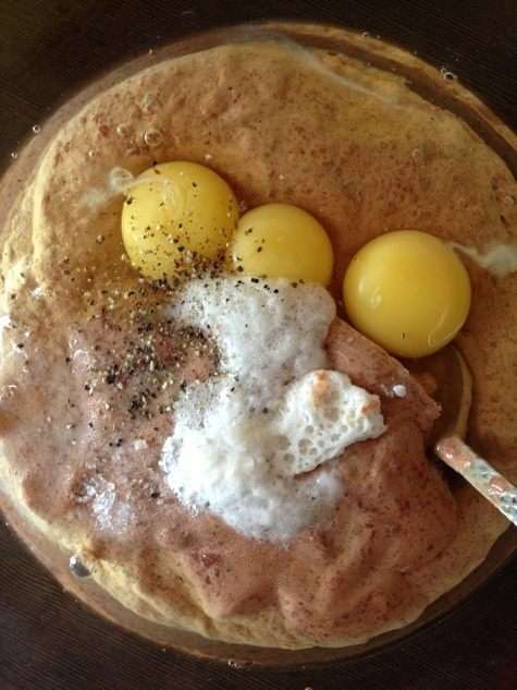 Добавить яйца, муку, соль, перец по вкусу и гашеную уксусом соду. Тщательно перемешать.