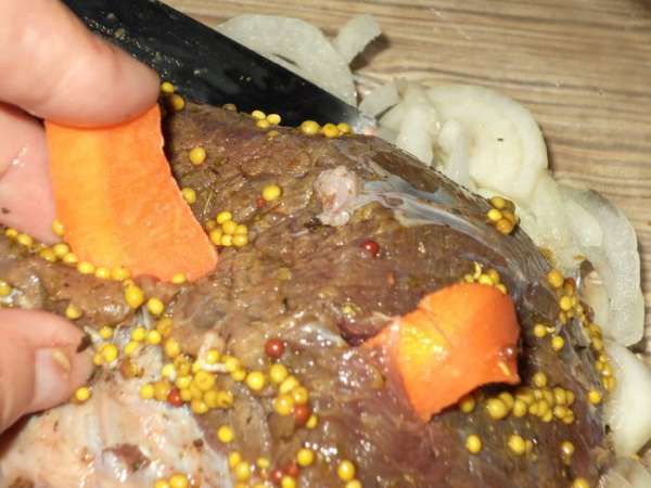 Нашпигуем наше мясо полосками из моркови,