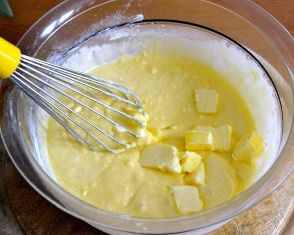 Добавить размягченное сливочное масло кусочками.