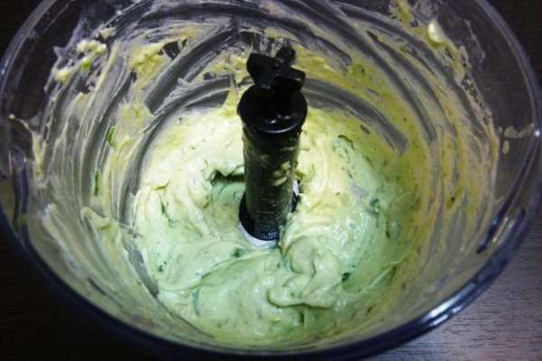 Пробьем до однородности. Посолим, поперчим и попробуем на вкус. Нравится? Тогда еще раз перемешаем, и готово!
Если хотите соус пожиже, то добавьте пару ложек кипяченной воды. Пробьем до однородности. Посолим, поперчим и попробуем на вкус. Нравится? Тогда еще раз перемешаем, и готово!
Если хотите соус пожиже, то добавьте пару ложек кипяченной воды.