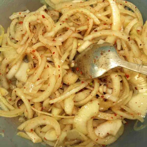 Через час маринования мяса можно заняться луком. 3 больших луковицы очищаем, режем полукольцами. Отправляем в друшлаг и обдаем кипятком. Даем стечь воде. Складываем в миску и добавляем 2 ст. ложки уксуса, 2 ст. ложки соевого соуса, 1 ст. ложку оливкового масла, соль, перец по вкусу или по 2 щепотки. По щепотке сушеных помидоров и паприки. Перемешиваем и оставляем на 1 час мариноваться. Через час маринования мяса можно заняться луком. 3 больших луковицы очищаем, режем полукольцами. Отправляем в друшлаг и обдаем кипятком. Даем стечь воде. Складываем в миску и добавляем 2 ст. ложки уксуса, 2 ст. ложки соевого соуса, 1 ст. ложку оливкового масла, соль, перец по вкусу или по 2 щепотки. По щепотке сушеных помидоров и паприки. Перемешиваем и оставляем на 1 час мариноваться.
