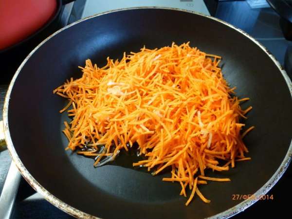 Готовим мясную начинку. Лук и морковь натираем на терке, обжариваем на оливковом масле пару минут до мягкости. Готовим мясную начинку. Лук и морковь натираем на терке, обжариваем на оливковом масле пару минут до мягкости.