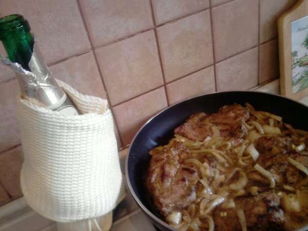 Добавить к мясу лук и минут 5 жарить вместе с ним. Затем влить игристое вино, накрыть крышкой и тушить (можно переворачивать). Время приготовления зависит от размера кусков (чем больше кусок, тем больше требуется времени). У меня сковорода 30 см диаметром, на ней поместилось 4 куска свинины и ушло 30 минут времени на полное приготовление мяса.
