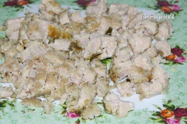 Котлеты порезать кубиками.