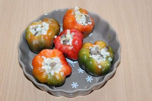 Начиняем перцы (у меня были замороженные домашние перцы, поэтому никакой дополнительной обработки им не понадобилось). Начиняем перцы (у меня были замороженные домашние перцы, поэтому никакой дополнительной обработки им не понадобилось).