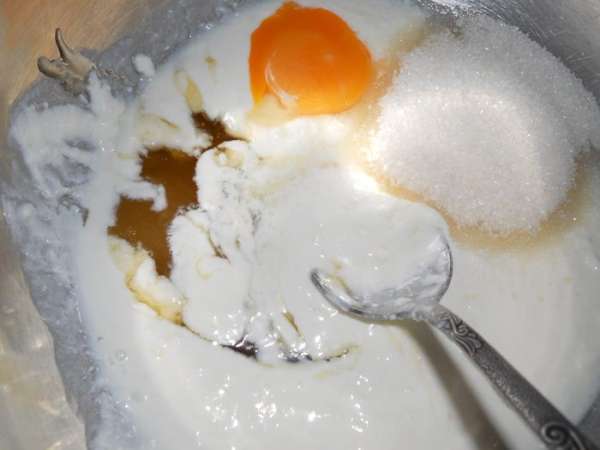 Сметану смешать с желтком, сахаром и медом.