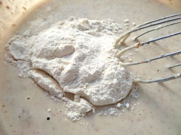 Муку,соль,сахар по вкусу.