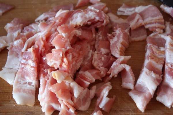 Нарежем бекон кусочками