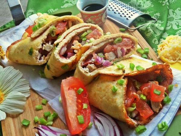 Не только на завтрак, но и на ужин вполне можно наесться таким вкусным омлетом-рулетом!