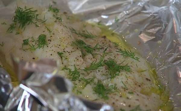 Запеченную рыбу посыпать укропом и мускатным орехом. Запеченную рыбу посыпать укропом и мускатным орехом.